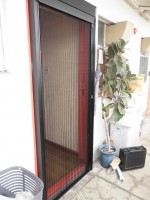 リフォの玄関網戸リフォーム　大阪市浪速区　しまえるんです取り付け工事