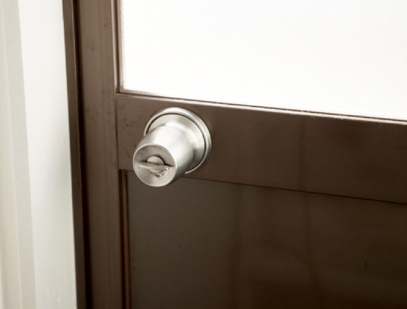 家の中で最も熱の出入りが多いのが窓です